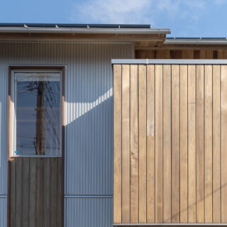 外壁はシャンパン色のSGL鋼板。「黒い外壁に比べ、輻射熱が抑えられ夏の暑さが室内に伝わりにくくなります」と薄井さん