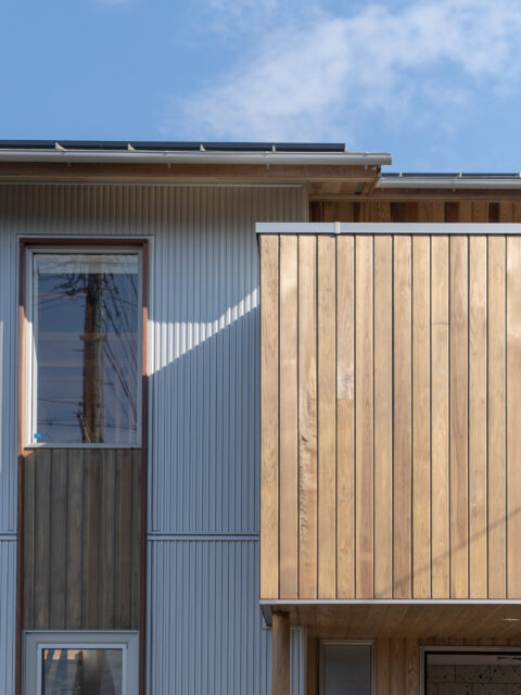 外壁はシャンパン色のSGL鋼板。「黒い外壁に比べ、輻射熱が抑えられ夏の暑さが室内に伝わりにくくなります」と薄井さん