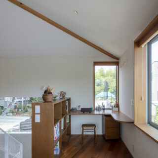 2階書斎。天井高の一番低い部分に配置し、直角に棚と机で囲むように計画。窓も小さく集中しやすい