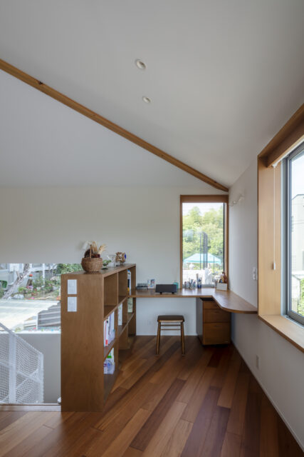 2階書斎。天井高の一番低い部分に配置し、直角に棚と机で囲むように計画。窓も小さく集中しやすい