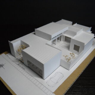 高さや広がり、光の入り方など、施主が感じ取れるようにと、毎回必ず作成するという白い無地の模型。完成への期待を込め自宅に飾られる施主も多いという。