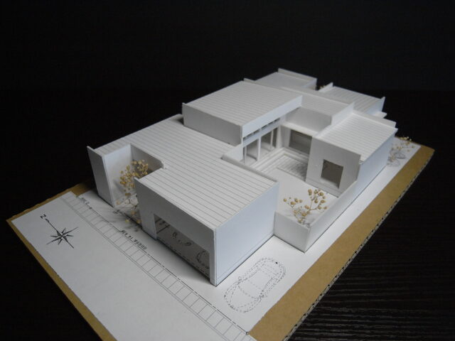 高さや広がり、光の入り方など、施主が感じ取れるようにと、毎回必ず作成するという白い無地の模型。完成への期待を込め自宅に飾られる施主も多いという。