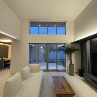 リビングの照明は全てラインの間接照明を採用しスッキリと。堺さんがアドバイスした家具と空間がマッチしている。