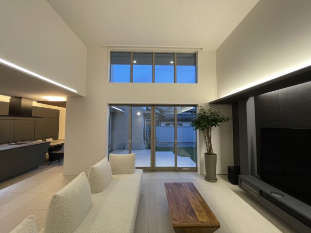 リビングの照明は全てラインの間接照明を採用しスッキリと。堺さんがアドバイスした家具と空間がマッチしている。