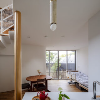 1階キッチンからダイニングを見る。画像左の扉は水回りに続く。お父様のベッドからも近く安心だ