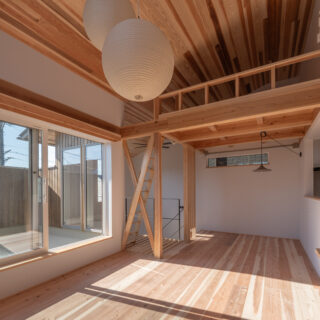 2階LDK。写真上部はロフト。リビング（写真手前）はロフトまでの吹抜けで天井が高く、のびやかな居心地を味わえる。ロフトにはプロジェクターを設置してあり、シアタールーム的に使うことも可能。写真右の壁沿いには、パソコン作業や勉強にぴったりのカウンターデスクもある