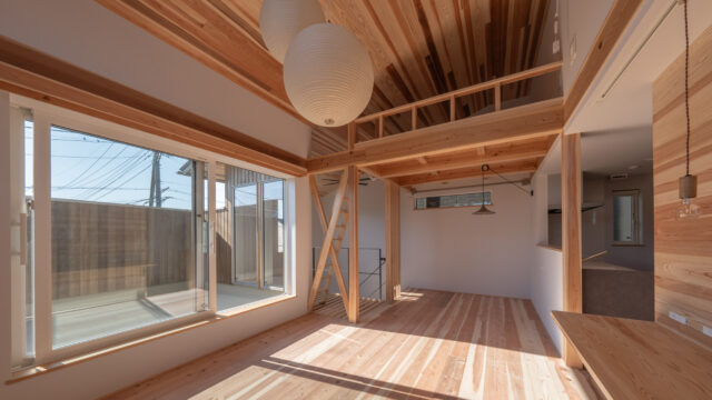 2階LDK。写真上部はロフト。リビング（写真手前）はロフトまでの吹抜けで天井が高く、のびやかな居心地を味わえる。ロフトにはプロジェクターを設置してあり、シアタールーム的に使うことも可能。写真右の壁沿いには、パソコン作業や勉強にぴったりのカウンターデスクもある