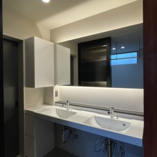 洗面は同時使用が可能な２ボウルに。床面を広く使うためにあえてシンク下をオープンにしたという。