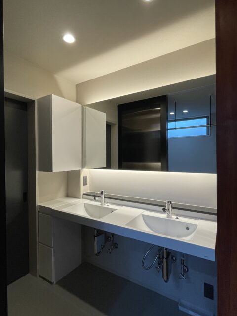 洗面は同時使用が可能な２ボウルに。床面を広く使うためにあえてシンク下をオープンにしたという。