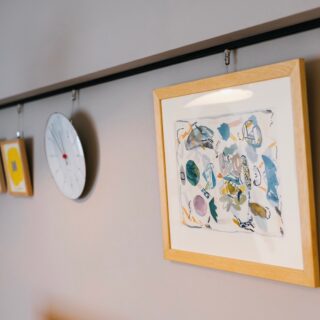 リビングとダイニングに設置されたピクチャーレール。野崎さん夫妻が絵を飾るのが好きだからという理由だけではない。賃貸の居住者が絵を飾る際、壁に穴を開けることをためらわず、自由に部屋を飾ってほしいという想いからの設備だ。