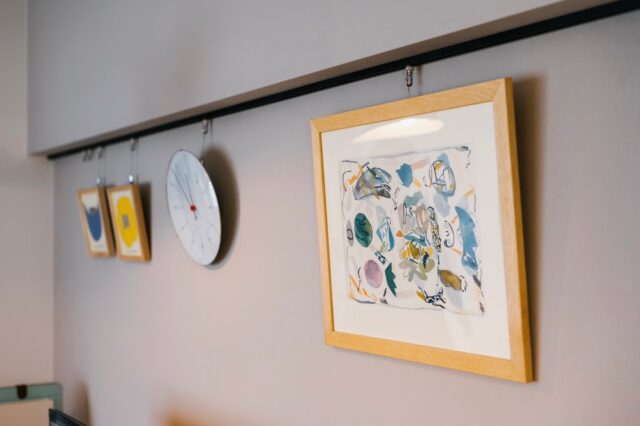 リビングとダイニングに設置されたピクチャーレール。野崎さん夫妻が絵を飾るのが好きだからという理由だけではない。賃貸の居住者が絵を飾る際、壁に穴を開けることをためらわず、自由に部屋を飾ってほしいという想いからの設備だ