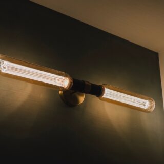 洗面の照明は、妻がネットで見つけて購入したもの。野崎さんは、このようにお施主様のセンスを尊重することも多いそうだ。サイズも大きく、実用性も高くて大正解だったという。