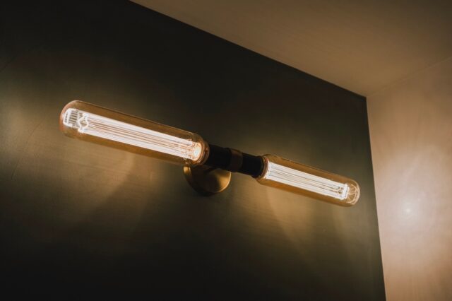 洗面の照明は、妻がネットで見つけて購入したもの。野崎さんは、このようにお施主様のセンスを尊重することも多いそうだ。サイズも大きく、実用性も高くて大正解だったという