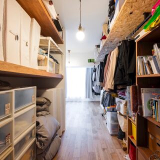 収納スペース。通常の押し入れよりも、最下段の高さを高くした。マットレスを立てて収納できるため便利だという。右側のクローゼットもハンガーパイプを通常より20センチ高くし、棚板を天井から吊っているので下の部分に家具を設置するなど、自由に活用できている。