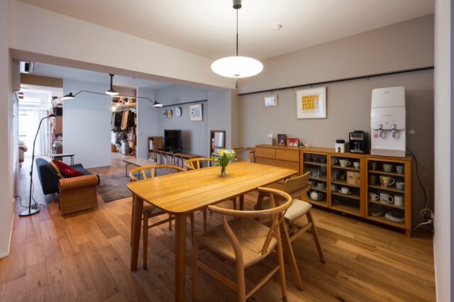 ダイニングから見たリビング方向。家族が自然に集まる空間だ。壁と天井は水性塗装クロス。質感はもちろん、メンテナンス性に優れ、通気性と透湿性で良質な空気環境を整える。
造作家具は最小限にし、賃貸の住まい手が自由にレイアウトできることを考慮した