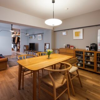 ダイニングから見たリビング方向。家族が自然に集まる空間だ。壁と天井は水性塗装クロス。質感はもちろん、メンテナンス性に優れ、通気性と透湿性で良質な空気環境を整える。
造作家具は最小限にし、賃貸の住まい手が自由にレイアウトできることを考慮した。