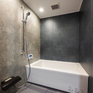 浴室。リノベ前のユニットバスよりサイズアップし、広い空間を確保。浴槽はシンプルで使いやすい角形に。