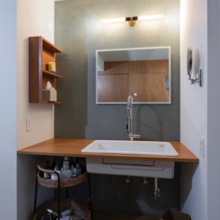 洗面ボウルは医療用の深いものを採用。子どもの靴なども洗える。水栓は便利な伸びるスプリングホース。