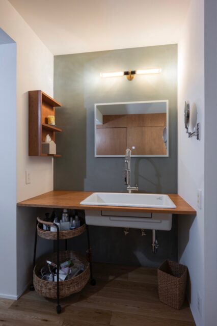 洗面ボウルは医療用の深いものを採用。子どもの靴なども洗える。水栓は便利な伸びるスプリングホース