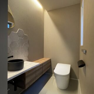 落ち着いた雰囲気のトイレ。奥様が選んだという六角形のタイルが良いアクセントに。