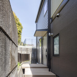 増築部へのアプローチは車椅子移動がしやすいよう段差を緩やかに、さらに一段一段にゆとりをもって計画した