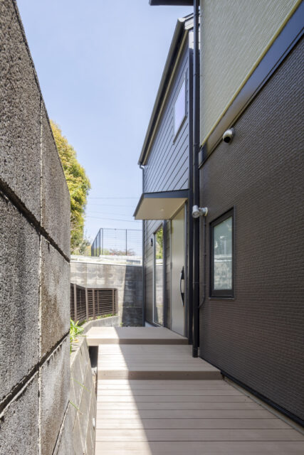 増築部へのアプローチは車椅子移動がしやすいよう段差を緩やかに、さらに一段一段にゆとりをもって計画した