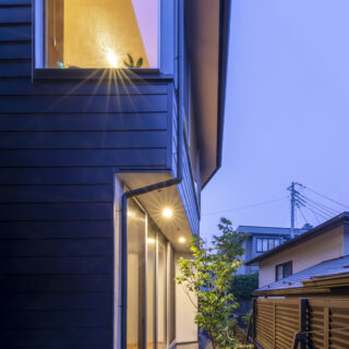 あえて1階の壁面をセットバックし既存の桜を残した。ライトアップした姿が美しくお施主さまも喜ばれている