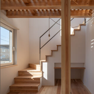 階段は開放感のあるオープンな造りで、シンプルなスチールの手すりも軽やかでモダンな印象。Iさんからは「変化に合わせて間取り変更もできること」という要望もあったため、階段まわりは必要に応じて階段昇降機を設置できるように計画。将来の空間の可変性にも配慮した