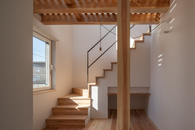 階段は開放感のあるオープンな造りで、シンプルなスチールの手すりも軽やかでモダンな印象。Iさんからは「変化に合わせて間取り変更もできること」という要望もあったため、階段まわりは必要に応じて階段昇降機を設置できるように計画。将来の空間の可変性にも配慮した
