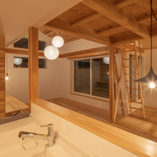 リビングのメイン照明（写真奥）はイサム・ノグチのもの。写真右にあるダイニングのペンダントライトはハンドメイドクリエーターの作品で、モルタルでできている。薄井さんは若手の作家さんの作品に詳しく、存在感のある素敵なアイテムを提案してくれる