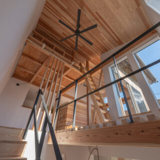 階段をのぼっていくと徐々にソラドマ（2階バルコニー）越しの青空が見えてきて、理屈抜きでうれしくなる。空気の循環を促すシーリングファンはインテリアのアクセントにもなっている