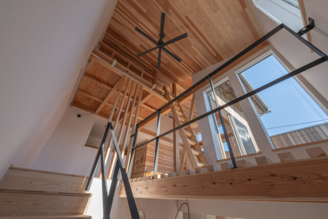 階段をのぼっていくと徐々にソラドマ（2階バルコニー）越しの青空が見えてきて、理屈抜きでうれしくなる。空気の循環を促すシーリングファンはインテリアのアクセントにもなっている