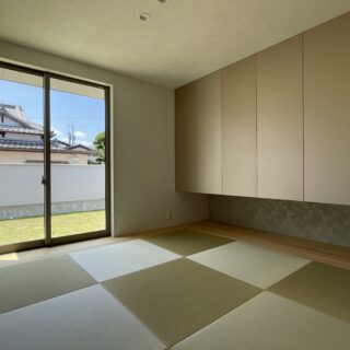 玄関脇にある客間は中庭に面した和室。琉球畳の目を市松模様に。