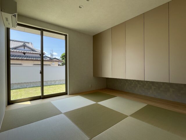 玄関脇にある客間は中庭に面した和室。琉球畳の目を市松模様に。