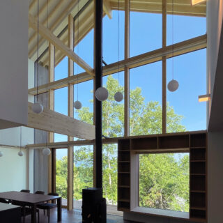 1階LDKの大開口。天井から軒までをシームレスに繋げ、室内外の境界を曖昧にした
