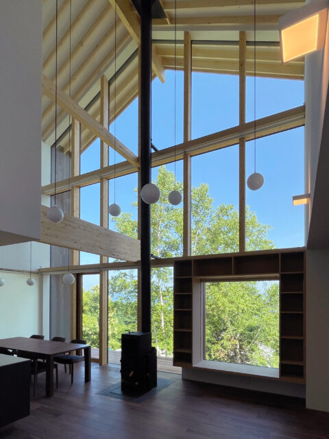 1階LDKの大開口。天井から軒までをシームレスに繋げ、室内外の境界を曖昧にした
