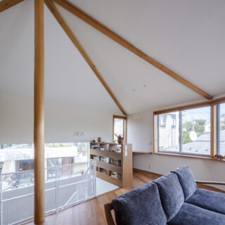 2階リビングから階段（左）、書斎（右奥）を見る。階段に設けられた大きな窓から1階まで優しく光が落ちる