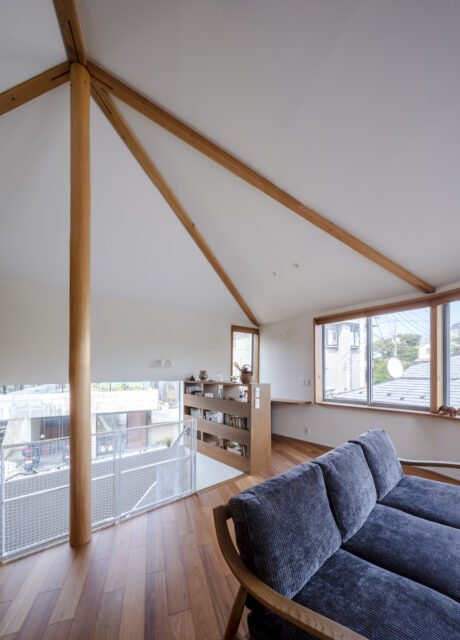 2階リビングから階段（左）、書斎（右奥）を見る。階段に設けられた大きな窓から1階まで優しく光が落ちる