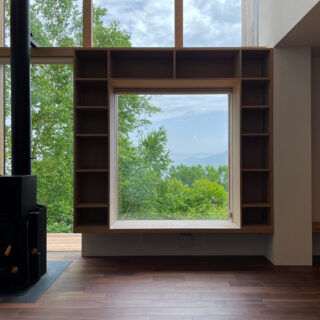 1階LDK読書スペース。本棚を兼ねた籠り感ある深めのベンチは、どう過ごそうかという期待を掻き立たせる
