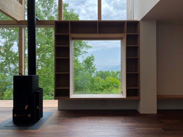 1階LDK読書スペース。本棚を兼ねた籠り感ある深めのベンチは、どう過ごそうかという期待を掻き立たせる
