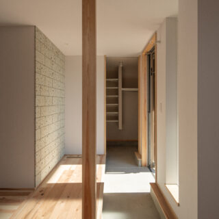 道路のある南西側（写真右）から明るい光が入る玄関ホール。奥には大容量のシューズインクローゼットもある