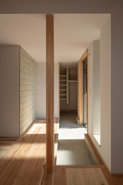 道路のある南西側（写真右）から明るい光が入る玄関ホール。奥には大容量のシューズインクローゼットもある