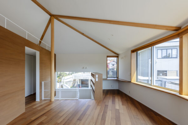 既存建物の奥に増築。ネガティブ要素を魅力に変えて実現した、光あふれる住まい