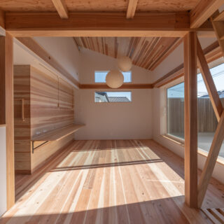 階段側から見た2階LDK。窓から見えるのは空だけで、視覚的ノイズのない爽やかな光景が心地いい。薄井さんは家の安全性を数値化する構造計算も自分でできるので、建物を支える柱などの要素を必要以上に入れることがなく、すっきりとした空間をつくってくれる