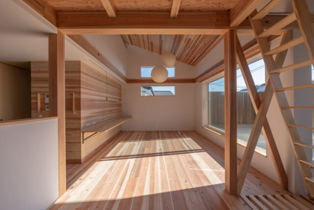 階段側から見た2階LDK。窓から見えるのは空だけで、視覚的ノイズのない爽やかな光景が心地いい。薄井さんは家の安全性を数値化する構造計算も自分でできるので、建物を支える柱などの要素を必要以上に入れることがなく、すっきりとした空間をつくってくれる