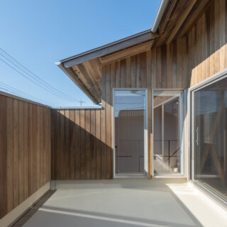 “ソラドマ”と名付けた2階バルコニーは、庭の代わりに使える屋外空間。室内との一体感も高く、テーブルセットなどを置いてリビングの延長的に活用OK。日差しが気になる時季はタープをかけるとリゾート感のあるひとときを過ごせる