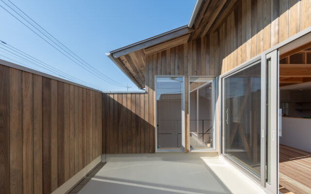 “ソラドマ”と名付けた2階バルコニーは、庭の代わりに使える屋外空間。室内との一体感も高く、テーブルセットなどを置いてリビングの延長的に活用OK。日差しが気になる時季はタープをかけるとリゾート感のあるひとときを過ごせる