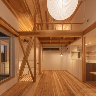 2階LDK。床や壁の木材は飯能の杉。構造の柱や梁、合板まで全て飯能の木を使っている。空間全体の照明は無垢の杉の雰囲気に合わせ、心落ち着く控えめな明るさに。カウンターやテーブルなど光が必要なところには、スタンドライトやペンダントライトで明るさを足すイメージだ
