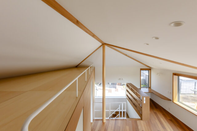 2階をロフトから見下ろす。ロフトは同じ高さで天井高が延びる切妻屋根の下に配置し、一定の高さを確保した。高い部分で1.2ｍ程あり、使いやすい。遊びにいらしたお孫さまたちがここで寝られることもあるとのこと