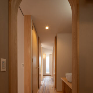 1階廊下は、冬至の頃に奥の窓からまっすぐ光が差し込むように計画。直線で入る自然光の美しさを堪能できる